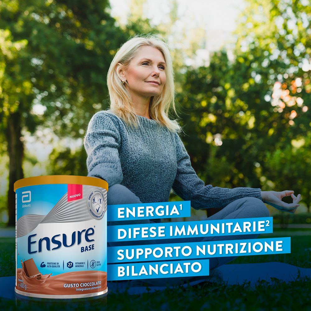 Lattina di Ensure Base cioccolato accanto a una donna che fa yoga.