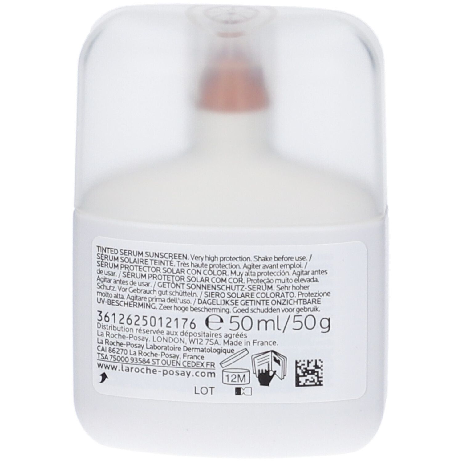 Flacone bianco con coperchio trasparente. Retro con testo. Testo: Tinted Serum Sunscreen, 50 ml, 12M.