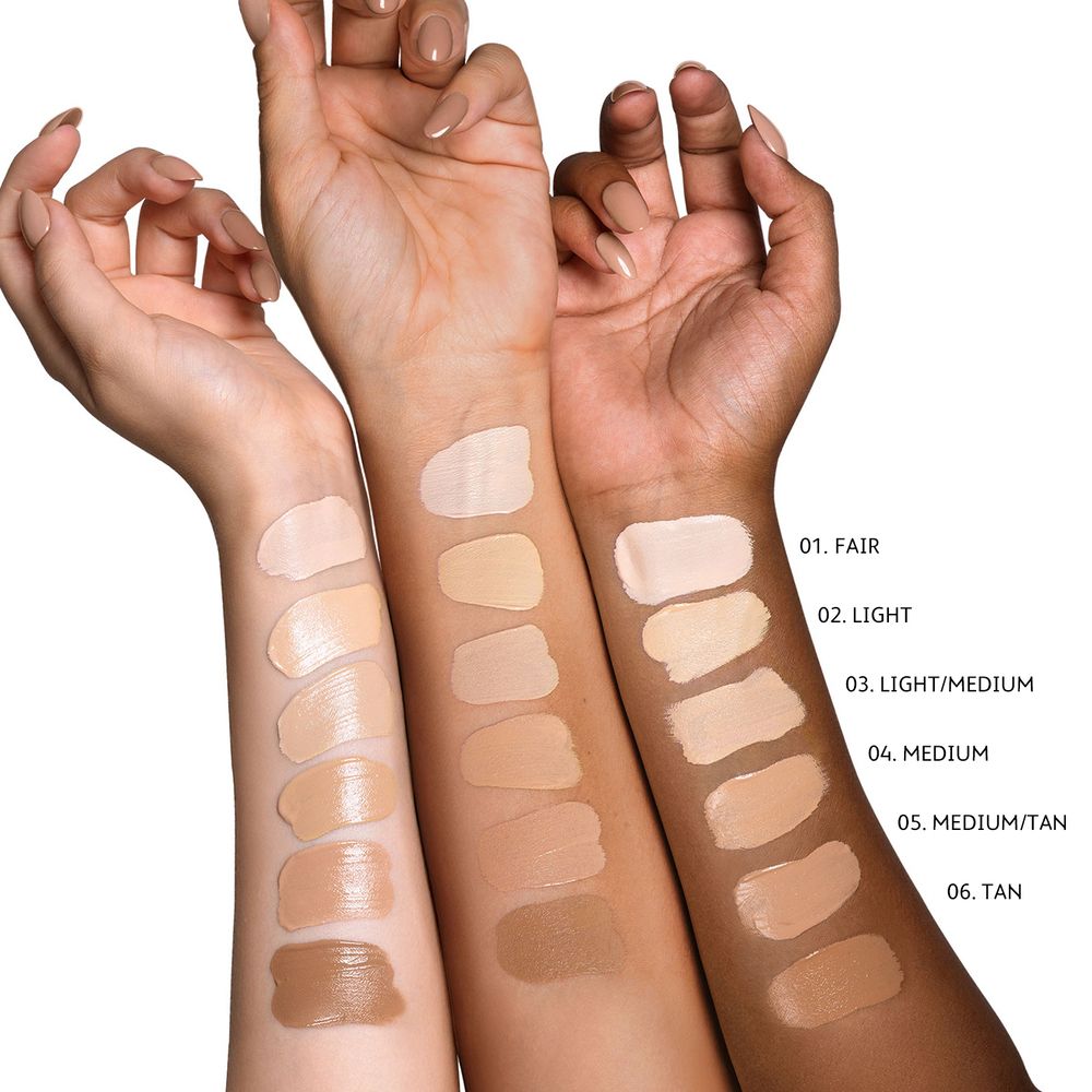 Tre braccia con campioni di fondotinta. Colori: Fair, Light, Light/Medium, Medium, Medium/Tan, Tan.