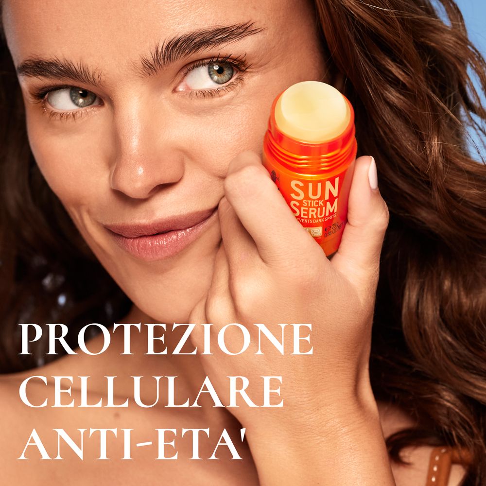 Donna che tiene uno stick solare. Testo: PROTEZIONE CELLULARE ANTI-ETA'. Prodotto: SUN STICK SERUM.