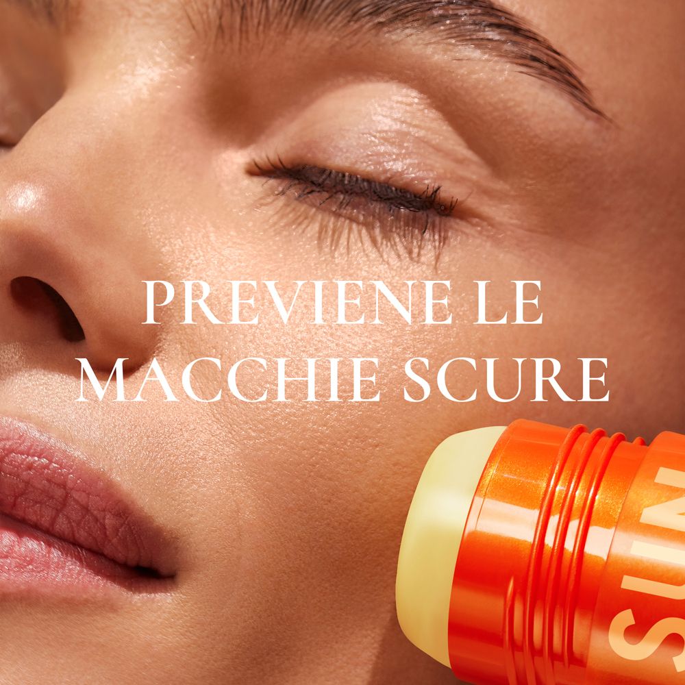 Primo piano di un viso. Testo: PREVIENE LE MACCHIE SCURE. Prodotto: stick solare.