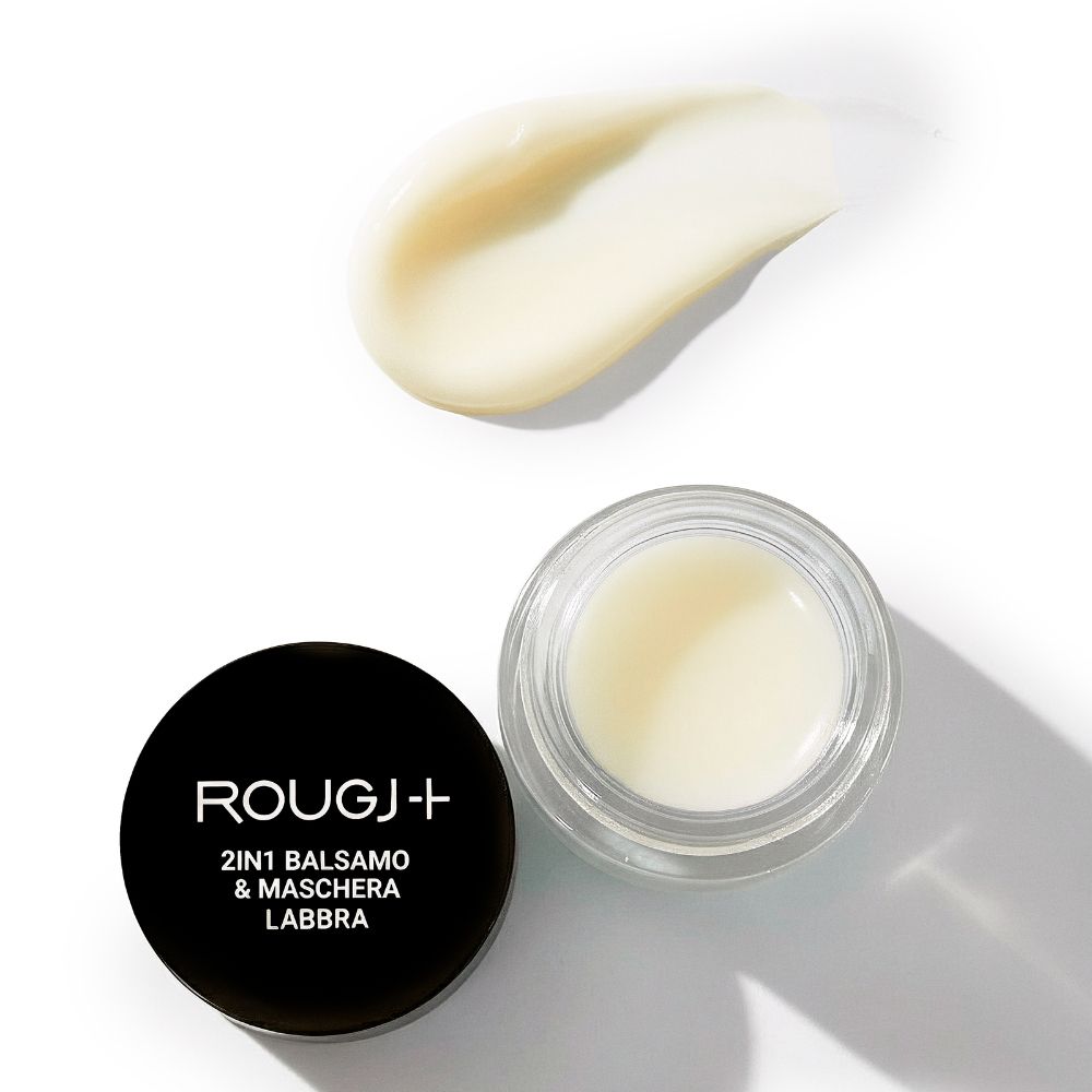 Striscio di balsamo accanto a vasetto aperto con balsamo. Coperchio nero con testo bianco: Rougj+, 2in1 Balsamo & Maschera Labbra.