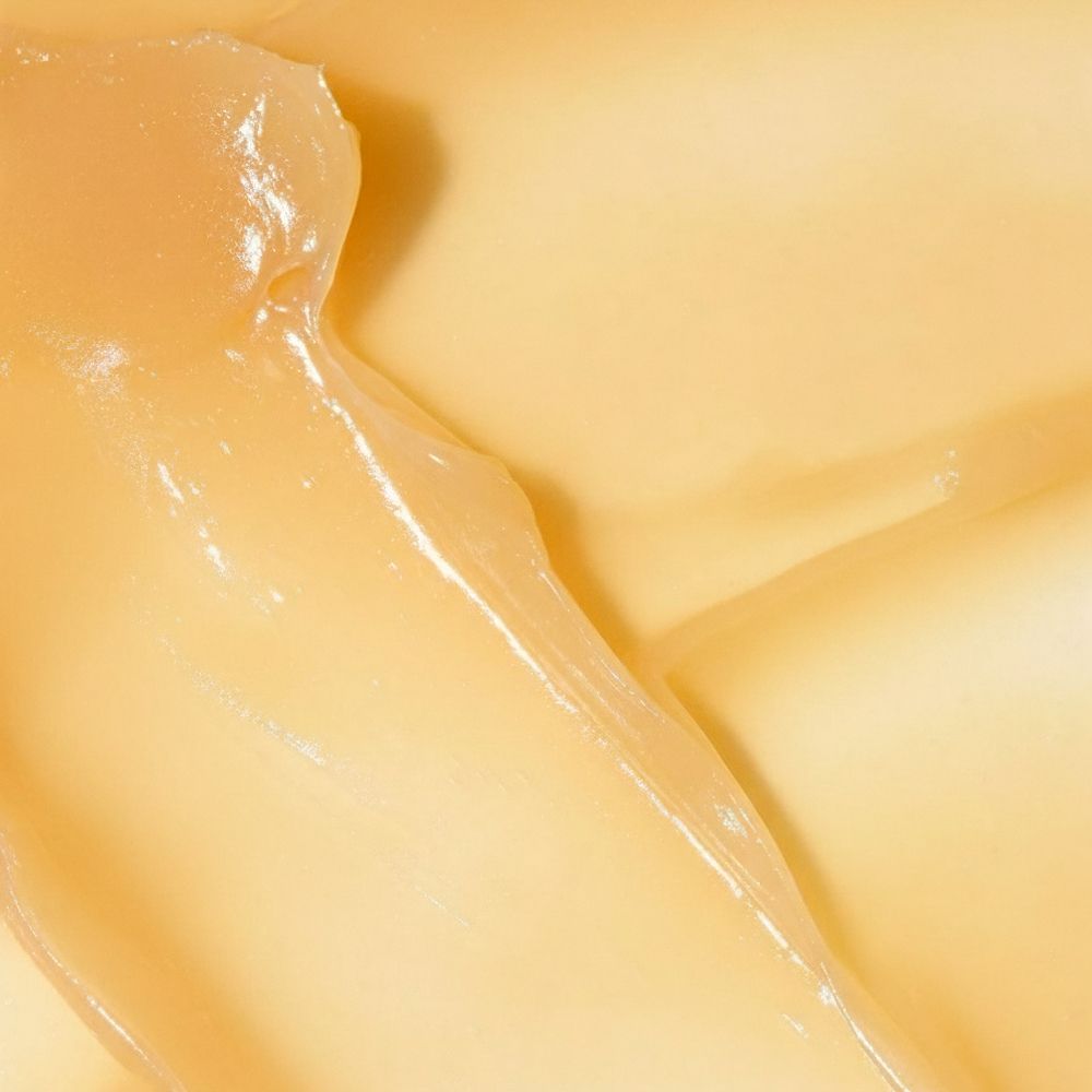 Primo piano di balsamo giallo. Superficie lucida e liscia.