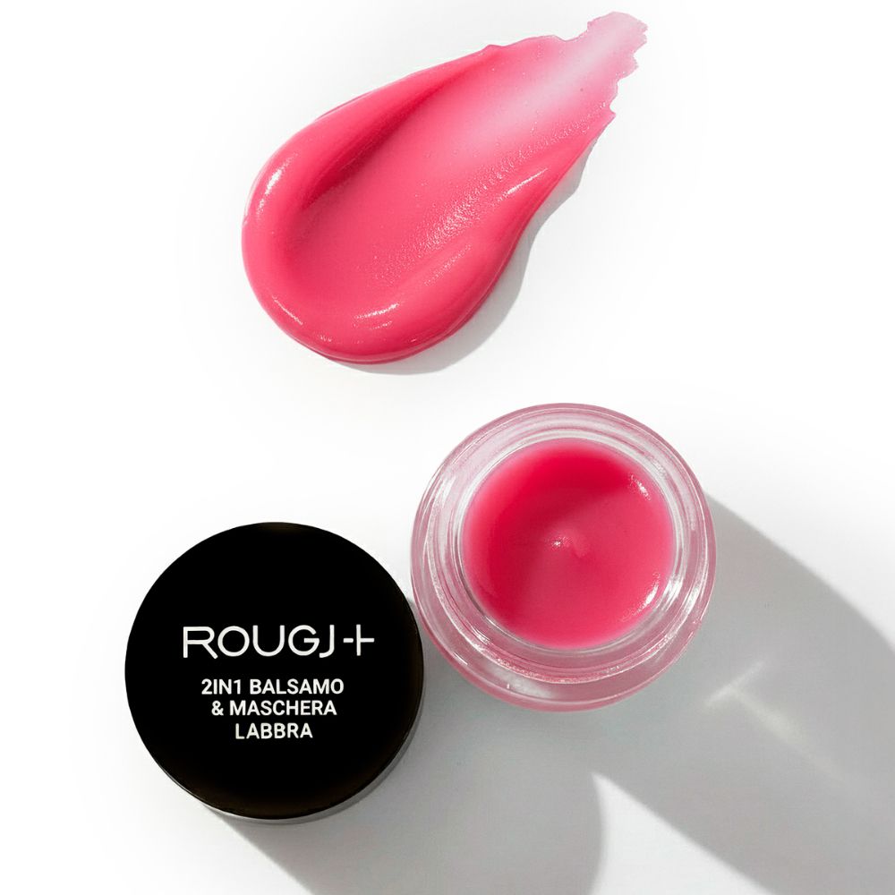 Striscio di balsamo labbra rosa e vasetto di balsamo. Coperchio nero con nome prodotto: Rougj+ 2in1 Balsamo & Maschera Labbra.