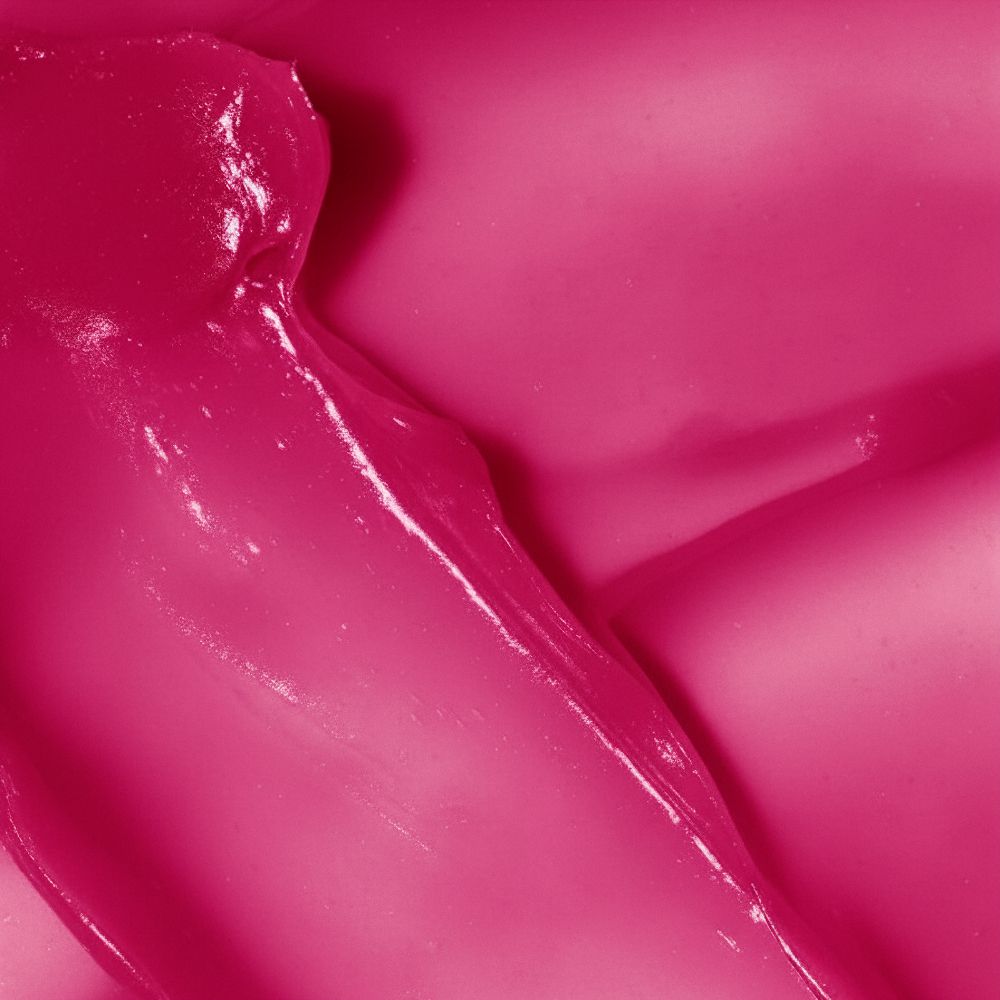 Primo piano di balsamo labbra rosa. Consistenza e colore del prodotto chiaramente visibili.