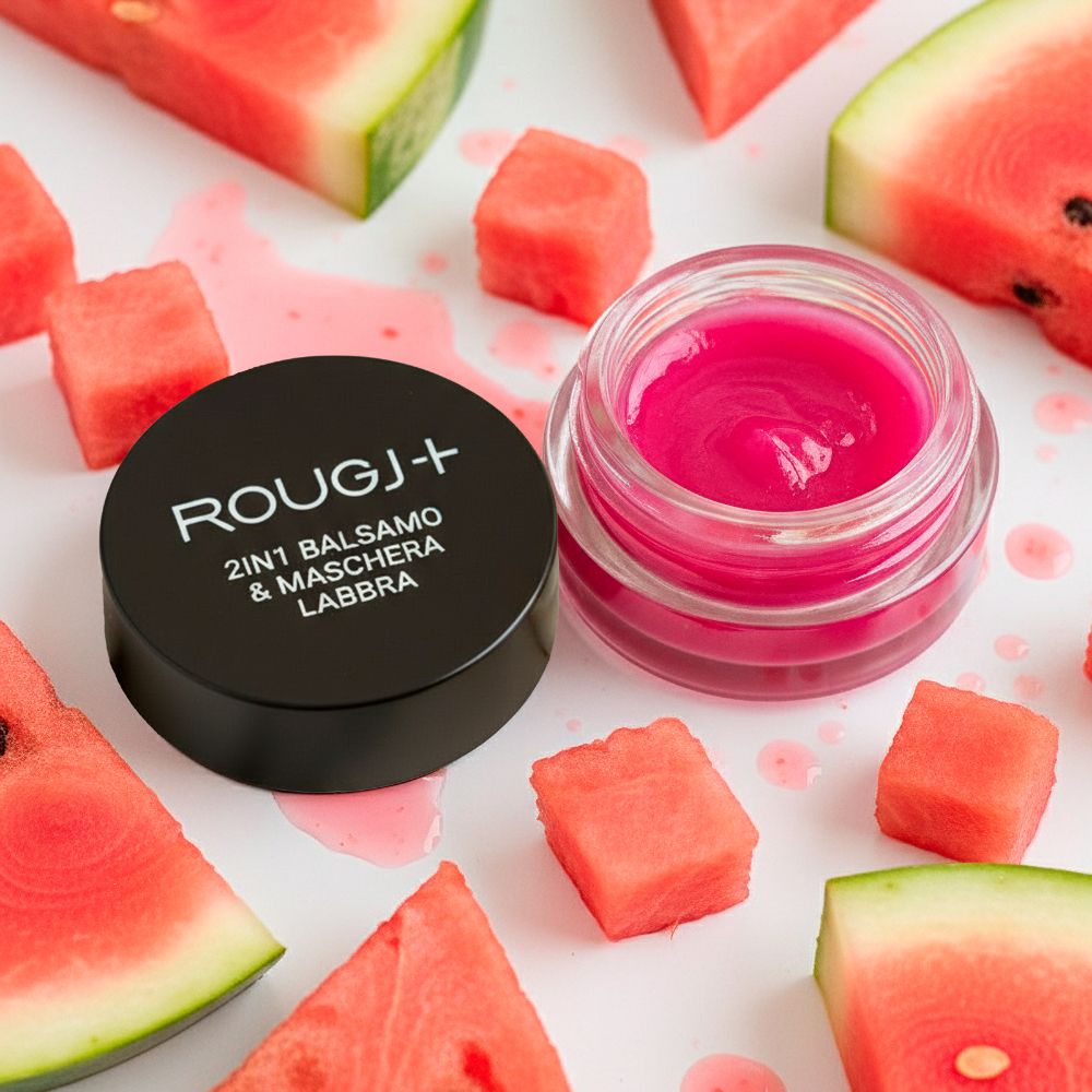 Vasetto di balsamo labbra rosa, pezzi di anguria e coperchio nero con nome prodotto: Rougj+ 2in1 Balsamo & Maschera Labbra.