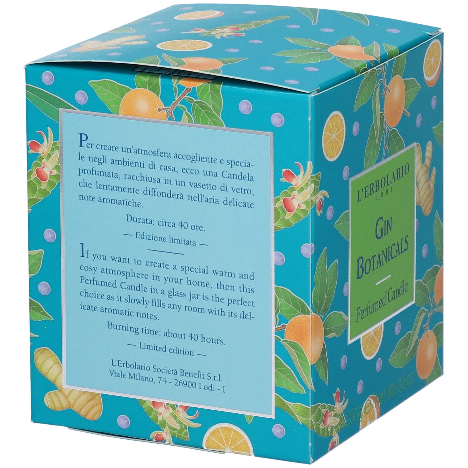 Scatola turchese con motivi di arance e zenzero. Testo: Durata di combustione circa 40 ore. Marchio: L'Erbolario.