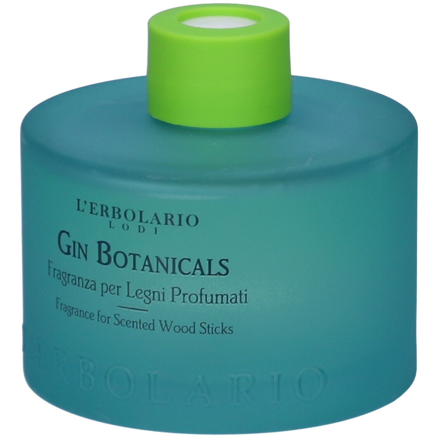 Flacone blu-verde con tappo verde. Testo: L'Erbolario, Gin Botanicals, Fragranza per Legni Profumati, Fragrance for Scented Wood Sticks.