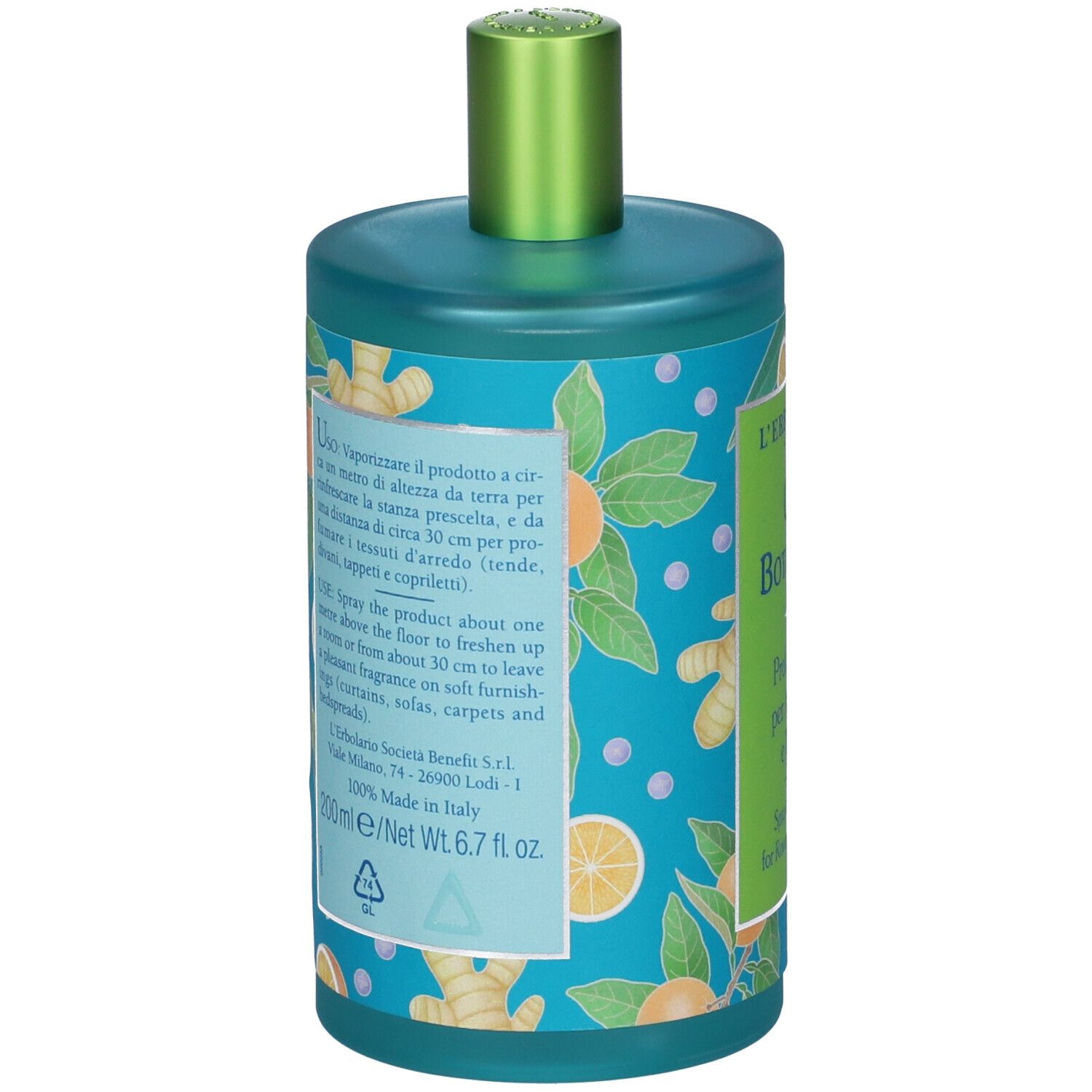 Retro del flacone turchese con tappo verde. Testo: istruzioni per l'uso e ingredienti. Decorazione arance e zenzero.