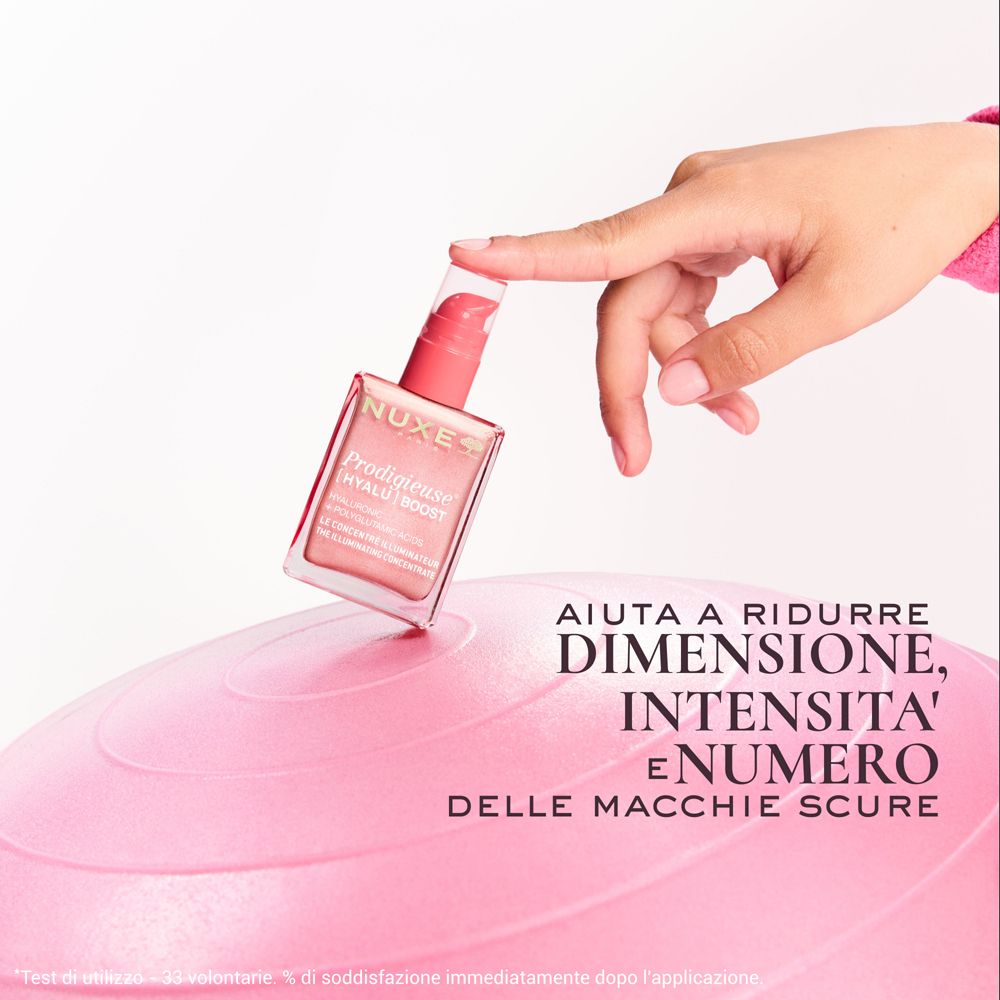 Mano che tiene un flacone. Scritta: Nuxe Prodigieuse [Hyalu] Boost. Testo: Dimensione, Intensità e Numero.
