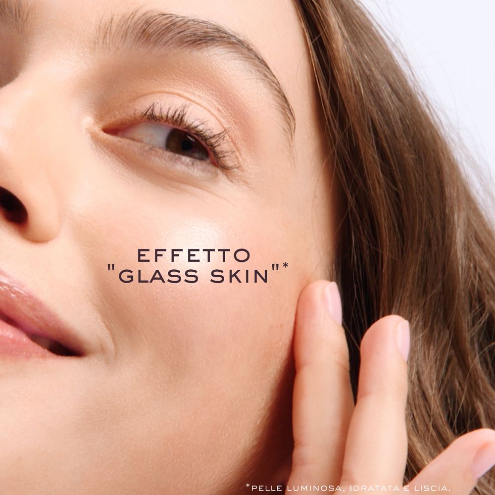 Primo piano di un viso. Testo: Effetto "Glass Skin".