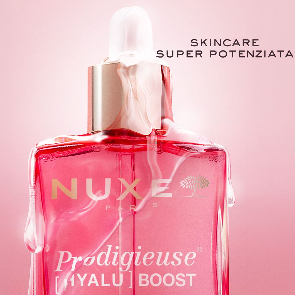 Primo piano del flacone. Scritta: Nuxe, Prodigieuse [Hyalu] Boost.