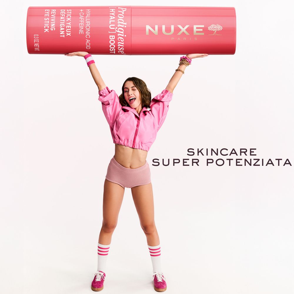 Donna tiene stick rosso in alto. Scritta: Skincare Super Potenziata.