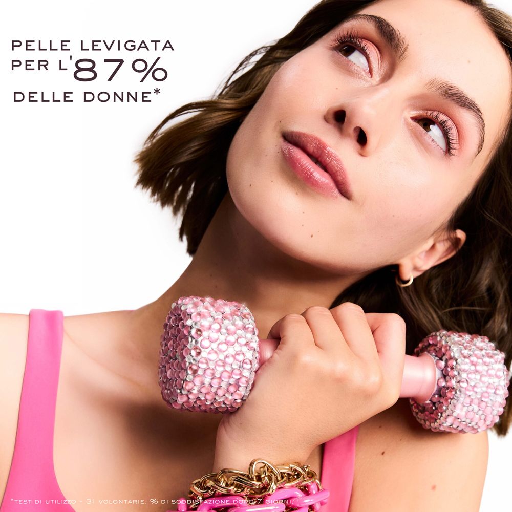 Primo piano di una donna che tiene un manubrio rosa. Testo: Pelle Levigata per l'87% delle donne.