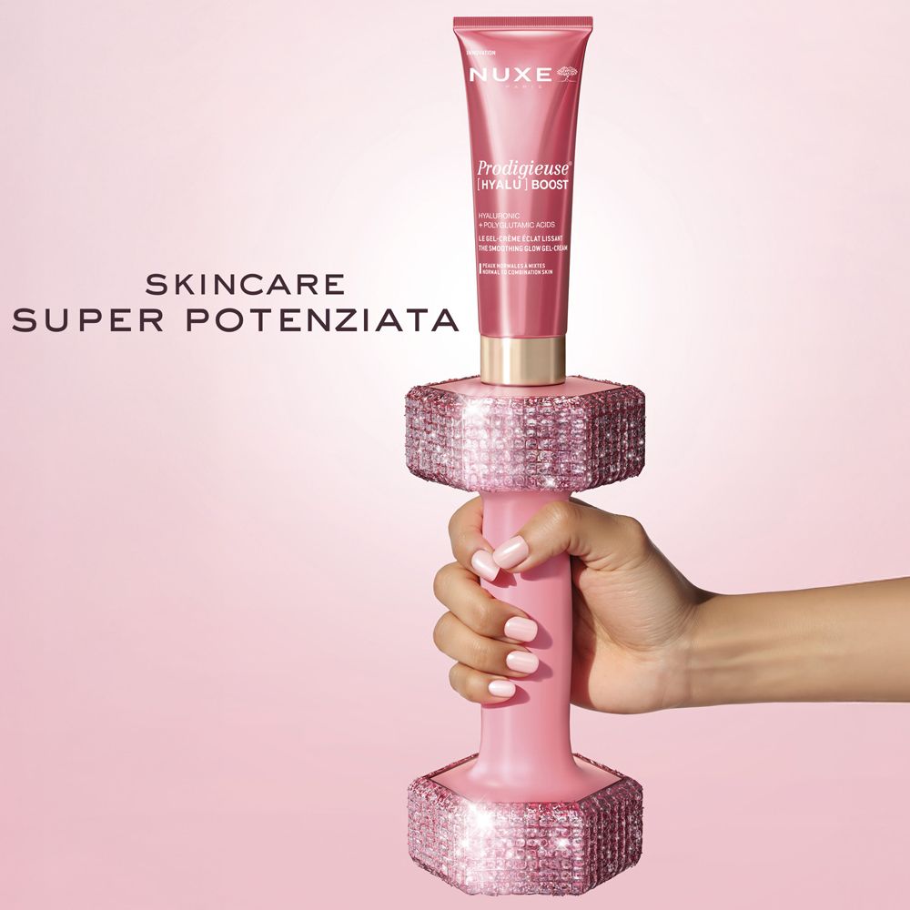 Una mano tiene un manubrio rosa con un prodotto. Testo: Skincare Super Potenziata.