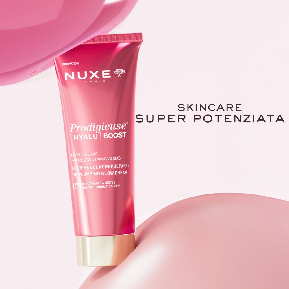 Tubo rosa su sfondo rosa. Testo: Skincare Super Potenziata. Marchio Nuxe.