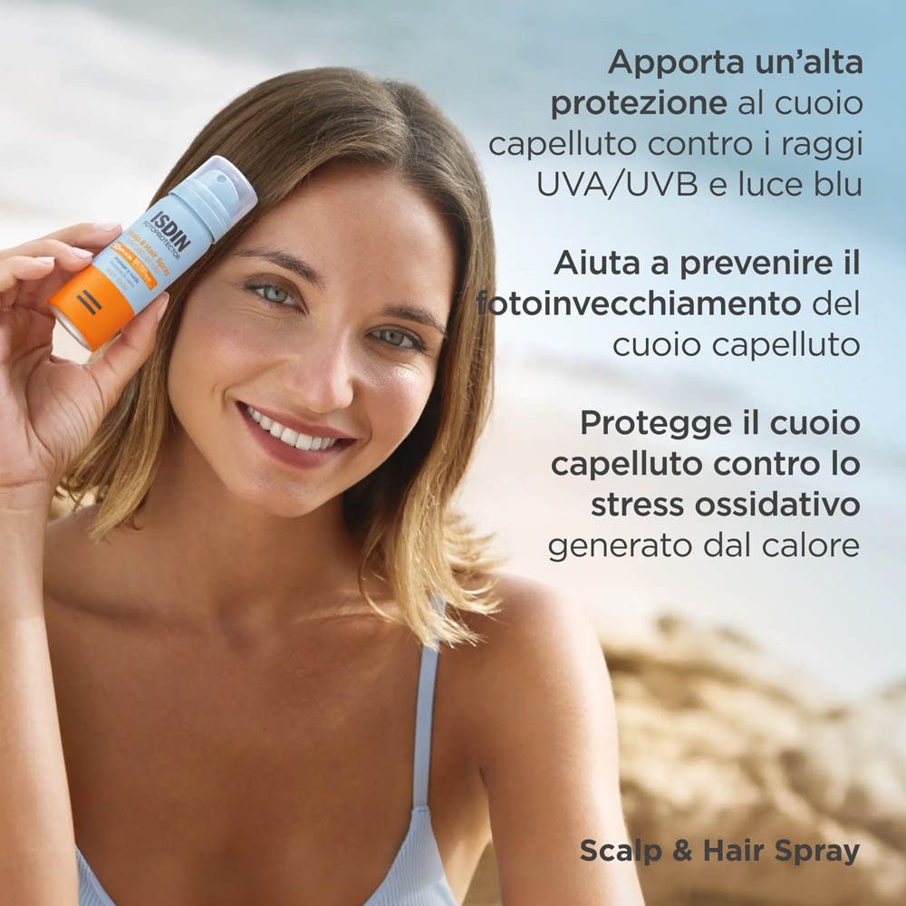 Donna tiene flacone spray. ISDIN Fotoprotector Scalp & Hair Spray SPF50. Testo: Protegge da UVA/UVB e luce blu.