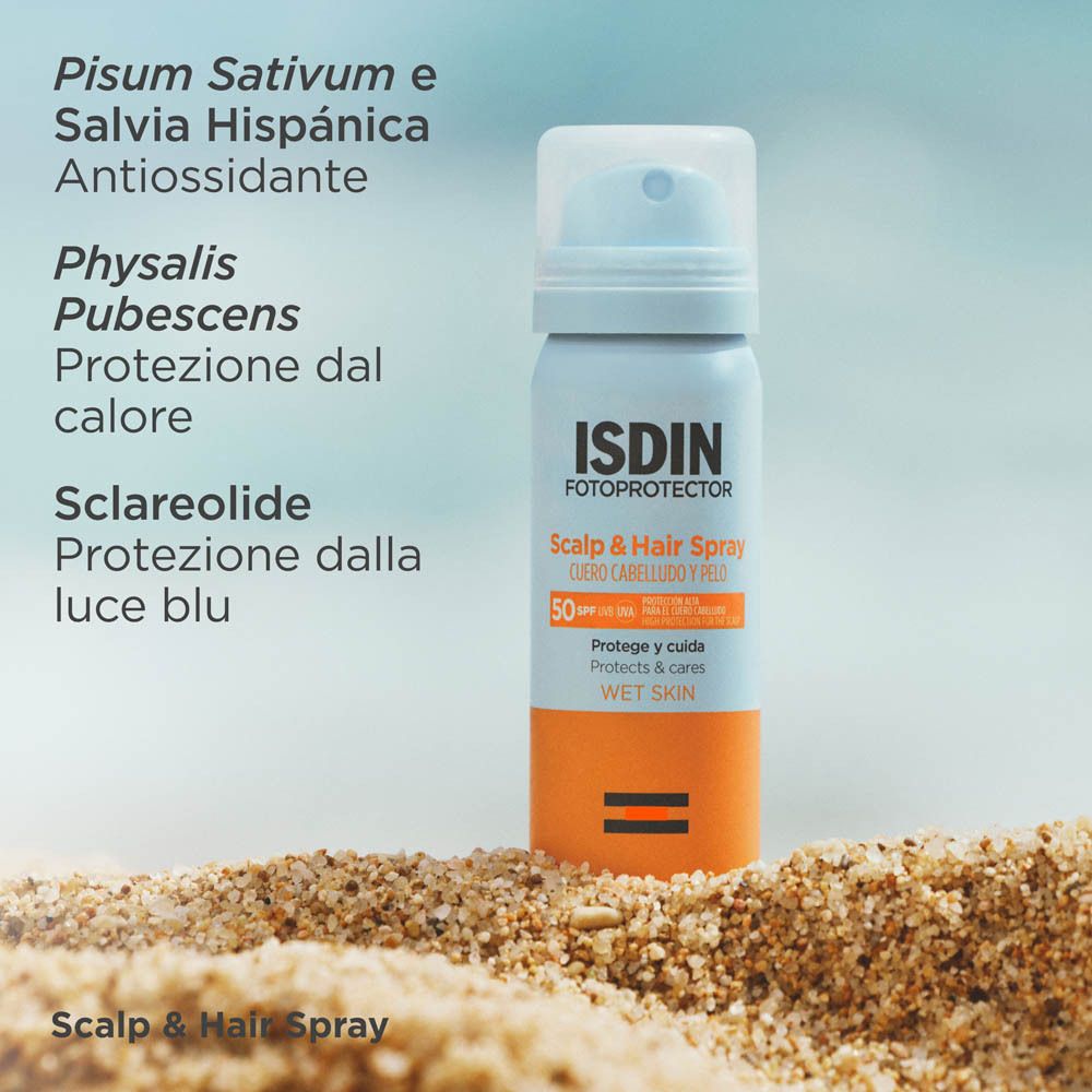 Isdin Scalp & Hair Spray SPF50 sulla sabbia, con testo sugli ingredienti.