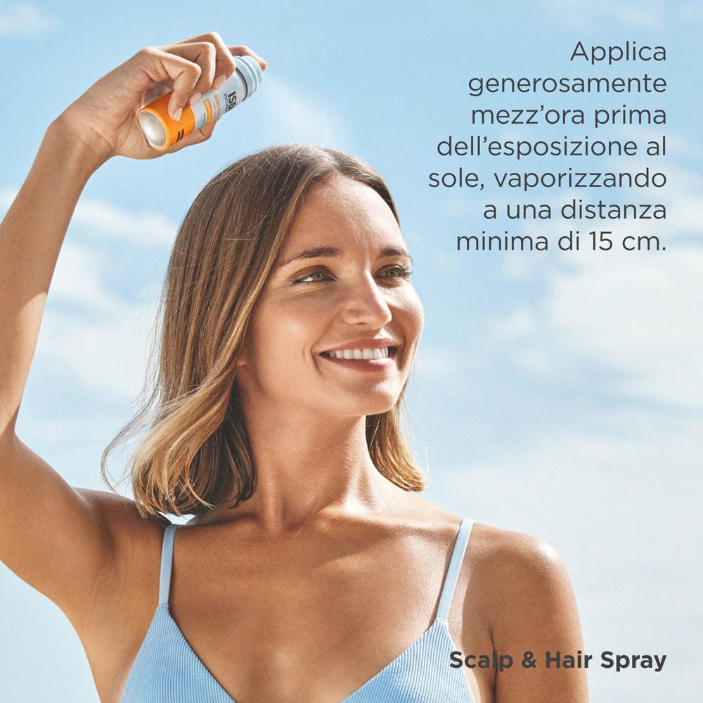 Donna spruzza lo spray sui capelli. ISDIN Fotoprotector Scalp & Hair Spray SPF50. Uso: 30 min. prima del sole.