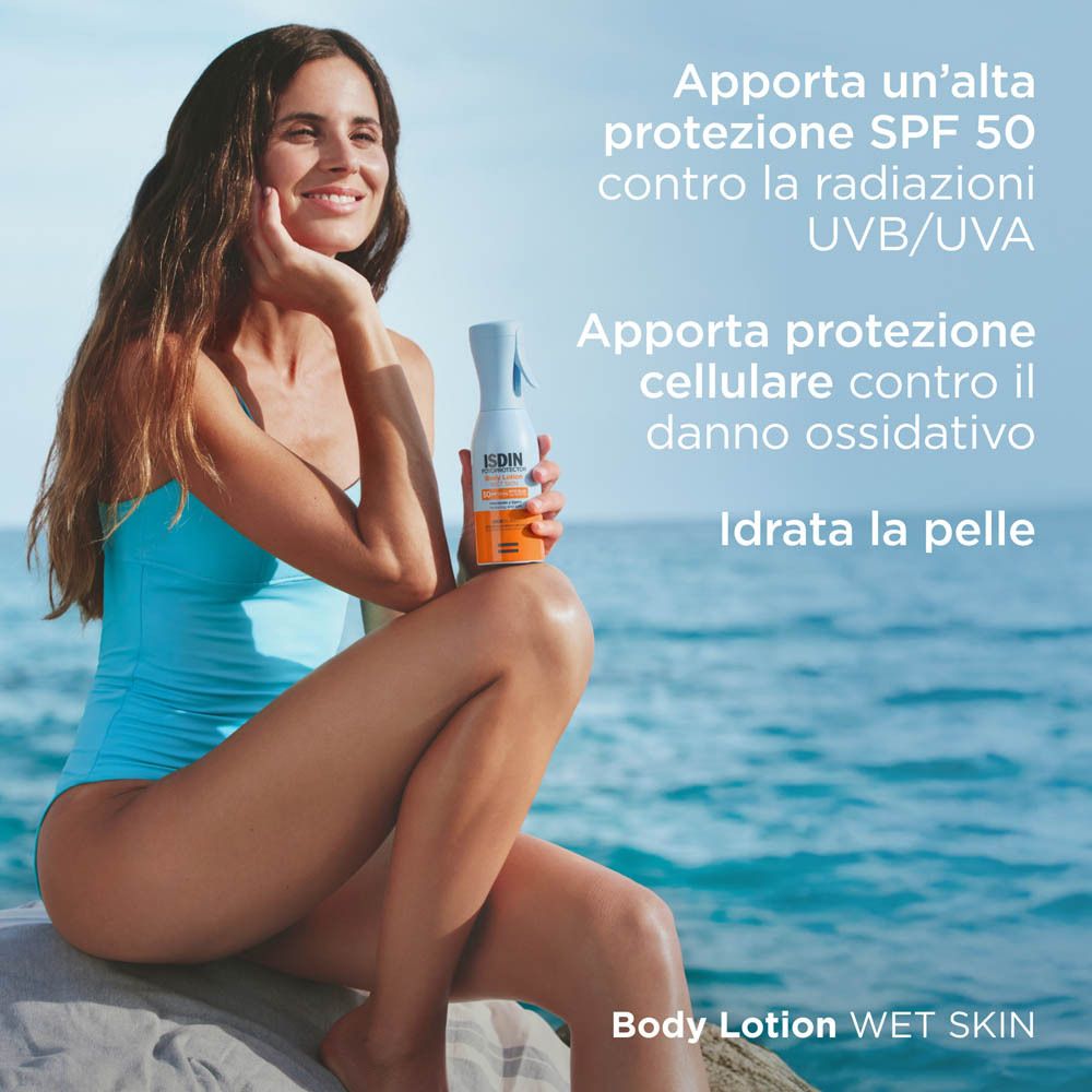 Donna seduta in riva al mare. ISDIN Fotoprotector Body Lotion Wet Skin. SPF 50. Testo: Body Lotion Wet Skin.