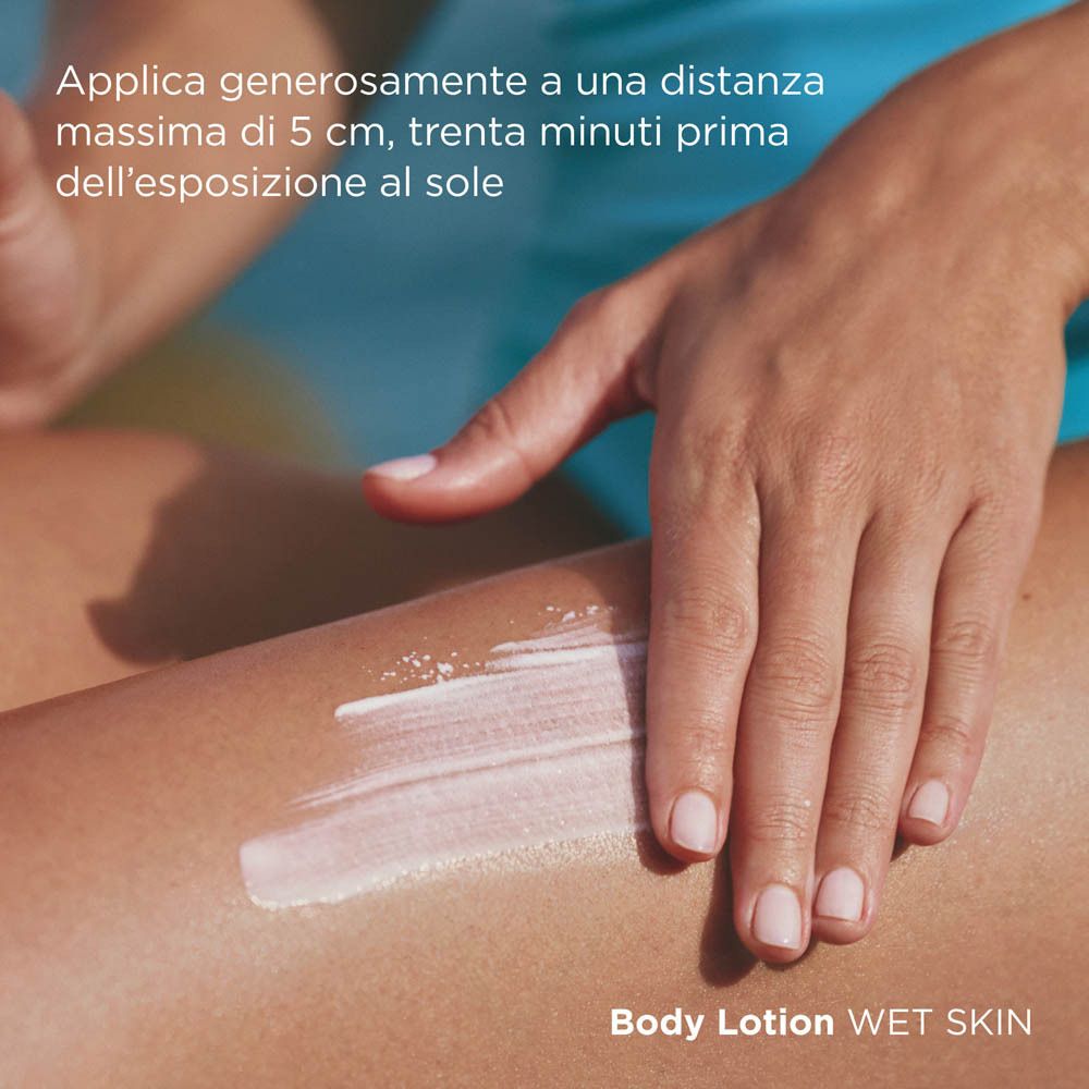 Applicazione del prodotto sulla gamba. Testo: Body Lotion Wet Skin. Istruzioni per l'uso.