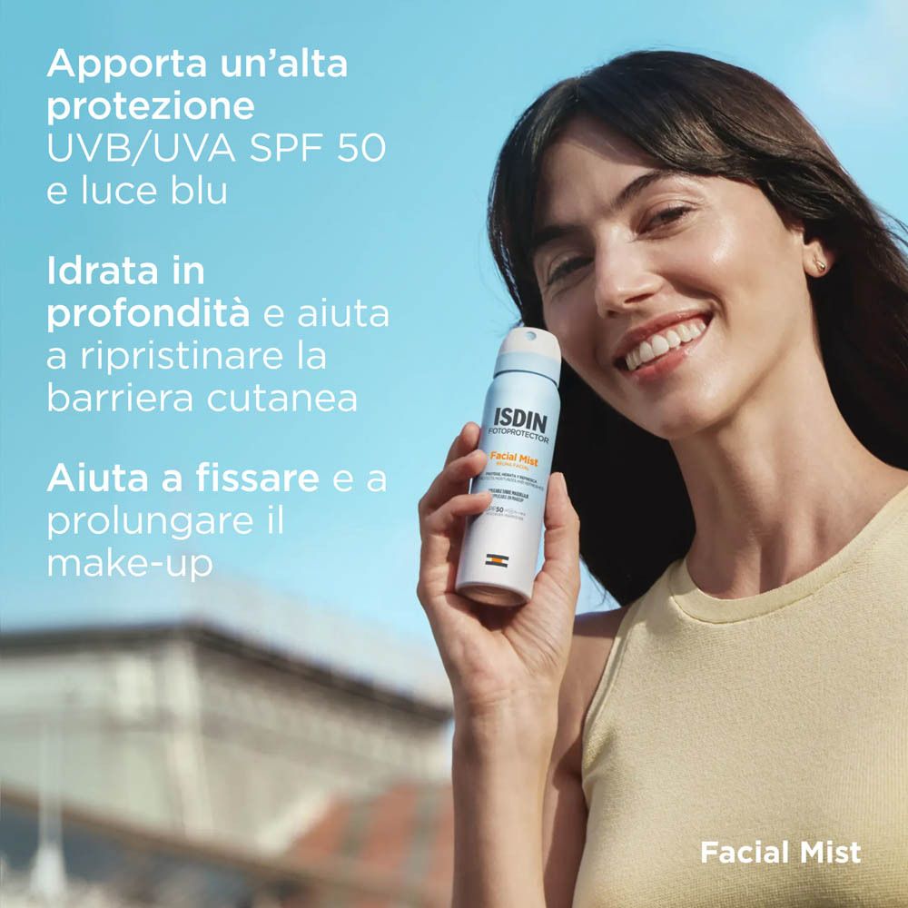 Donna tiene ISDIN Fotoprotector Bruma Viso SPF 50. Testo in italiano. Nome prodotto e SPF 50 visibili.