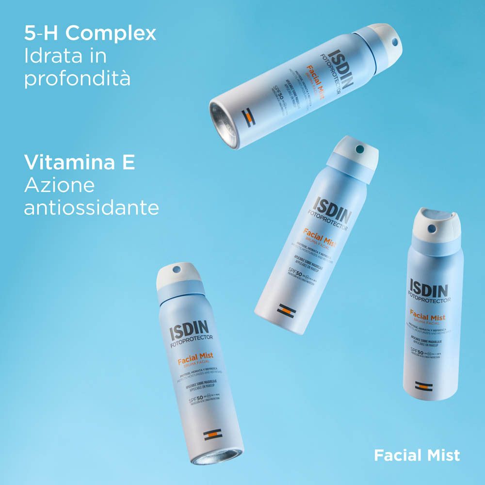 Più flaconi ISDIN Fotoprotector Bruma Viso SPF 50 fluttuano. Sfondo blu. Nome e SPF 50 visibili.