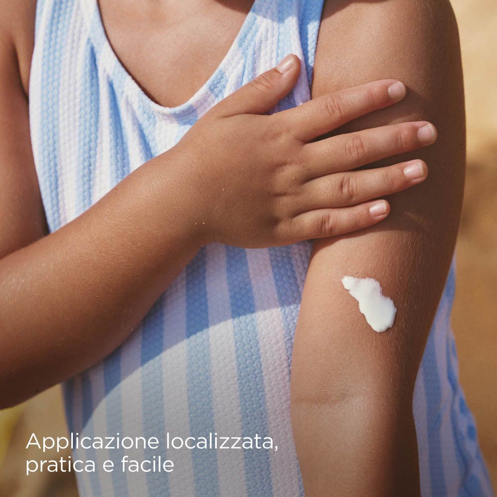 Bambino con crema solare sul braccio. Testo: Applicazione localizzata, pratica e facile.