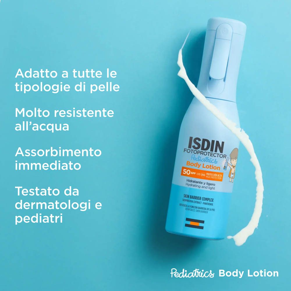 Flacone spray blu chiaro con logo ISDIN. Testo: Per tutti i tipi di pelle, resistente all'acqua, assorbimento immediato.
