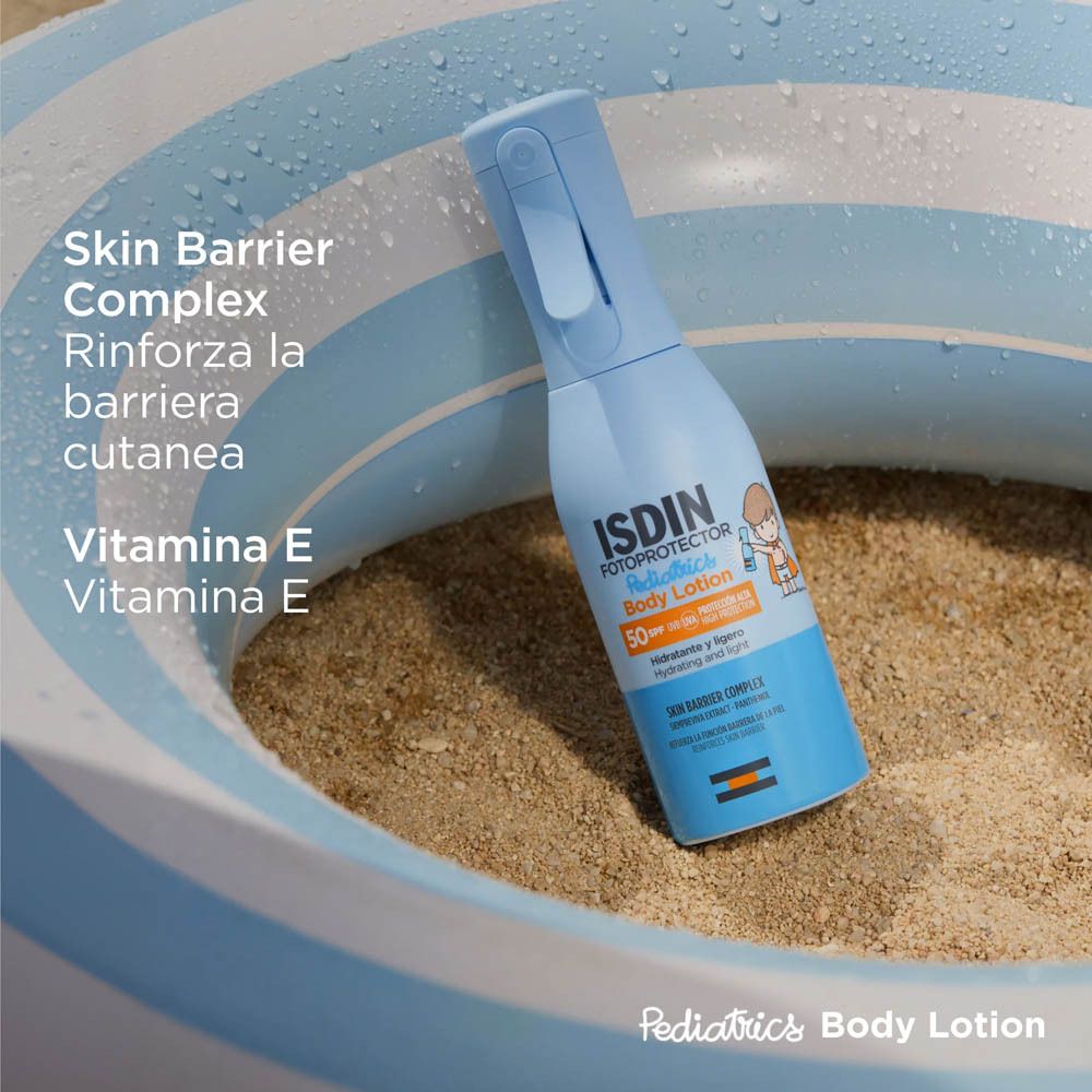 Flacone spray blu chiaro con logo ISDIN. Testo: Skin Barrier Complex, Vitamina E. Su sabbia e piscina.