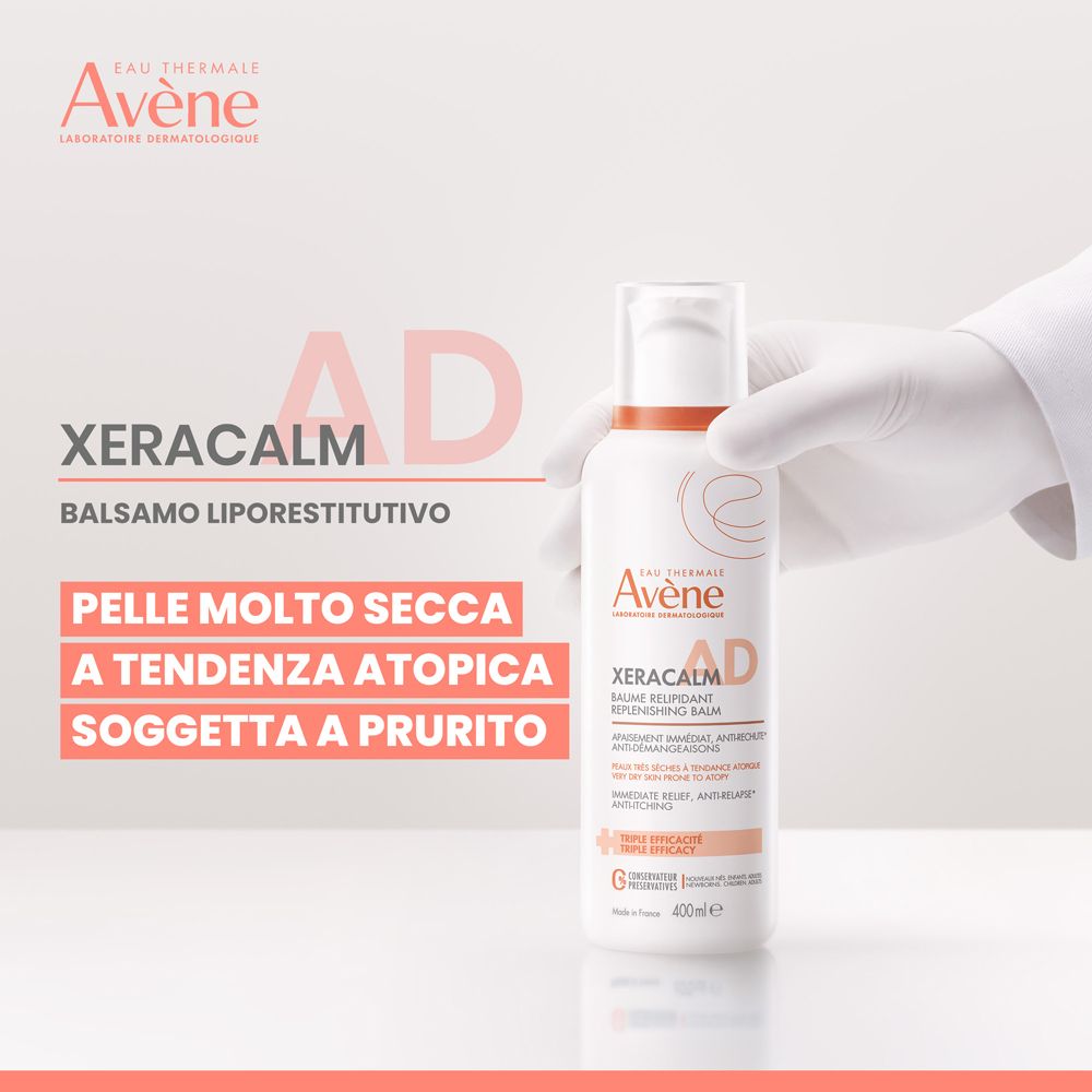 Flacone di balsamo Avene Xeracalm AD tenuto da una mano guantata.