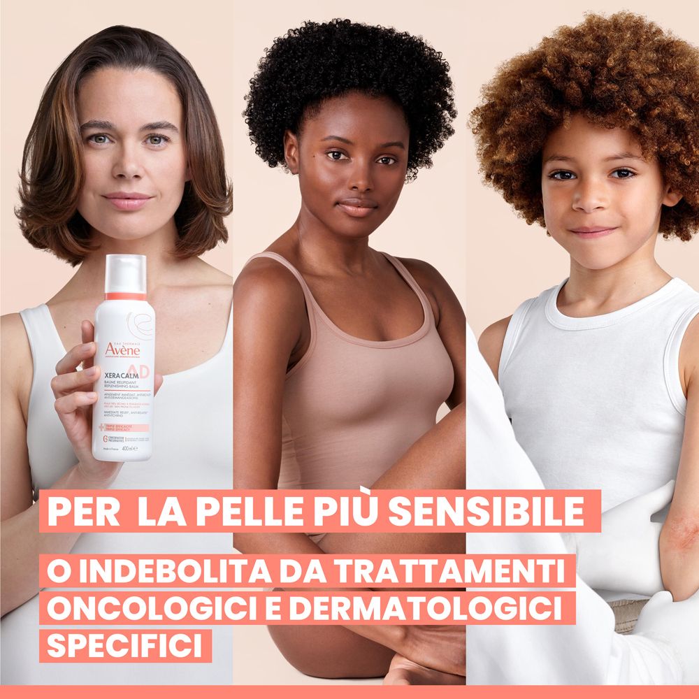 Tre persone che tengono un flacone di balsamo Avene Xeracalm AD.