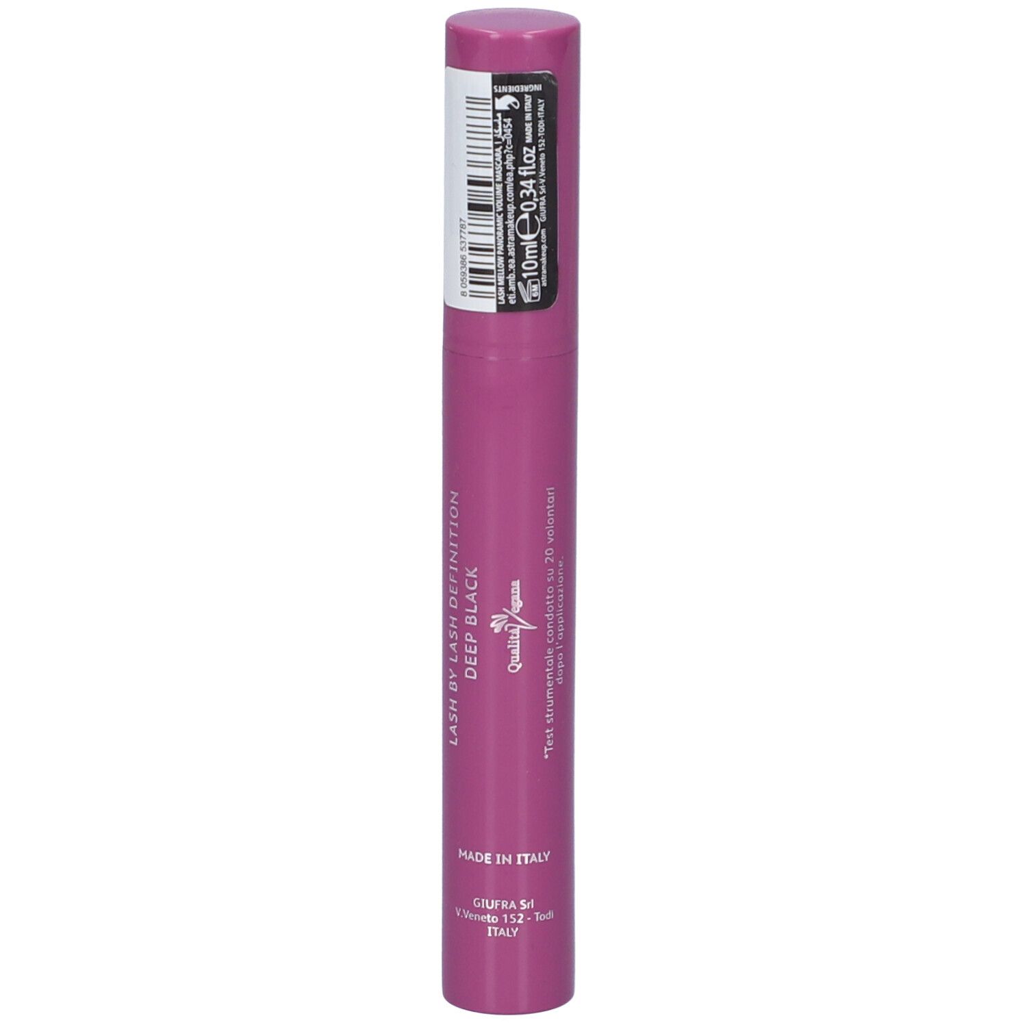 Tubo di mascara viola. Testo: LASH BY LASH DEFINITION DEEP BLACK. Adesivo con testo e codice a barre. Prodotto in Italia.