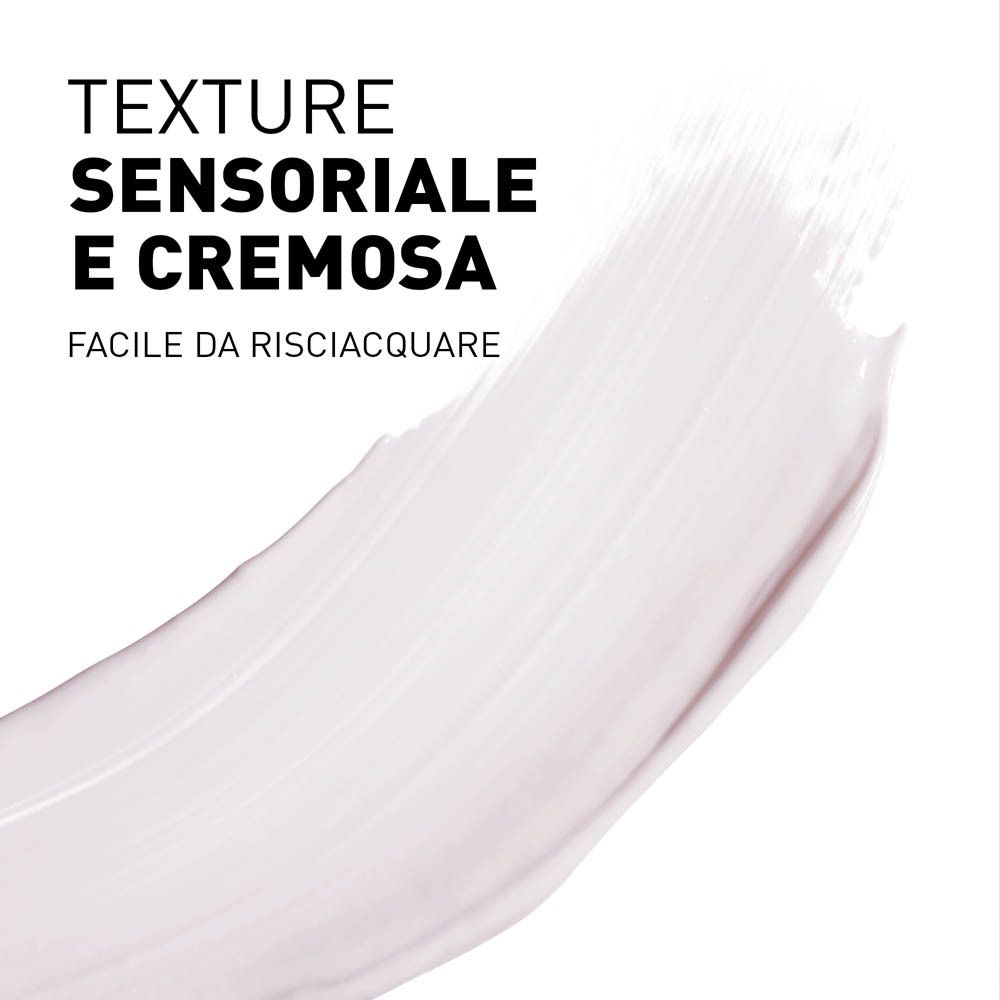 Primo piano di una crema. Testo: TEXTURE SENSORIALE E CREMOSA, FACILE DA RISCIACQUARE.