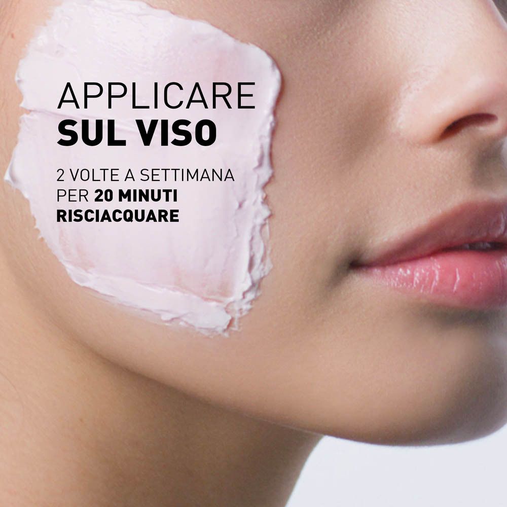 Viso con crema applicata. Testo: APPLICARE SUL VISO, 2 VOLTE A SETTIMANA, PER 20 MINUTI, RISCIACQUARE.