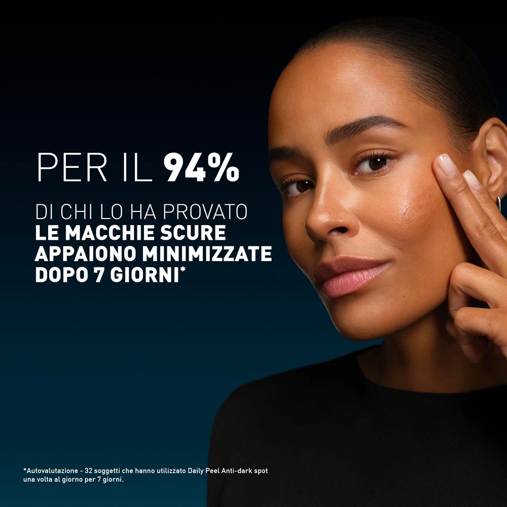Donna che tocca il viso. Testo: PER IL 94% DI CHI LO HA PROVATO LE MACCHIE SCURE APPAIONO MINIMIZZATE DOPO 7 GIORNI.