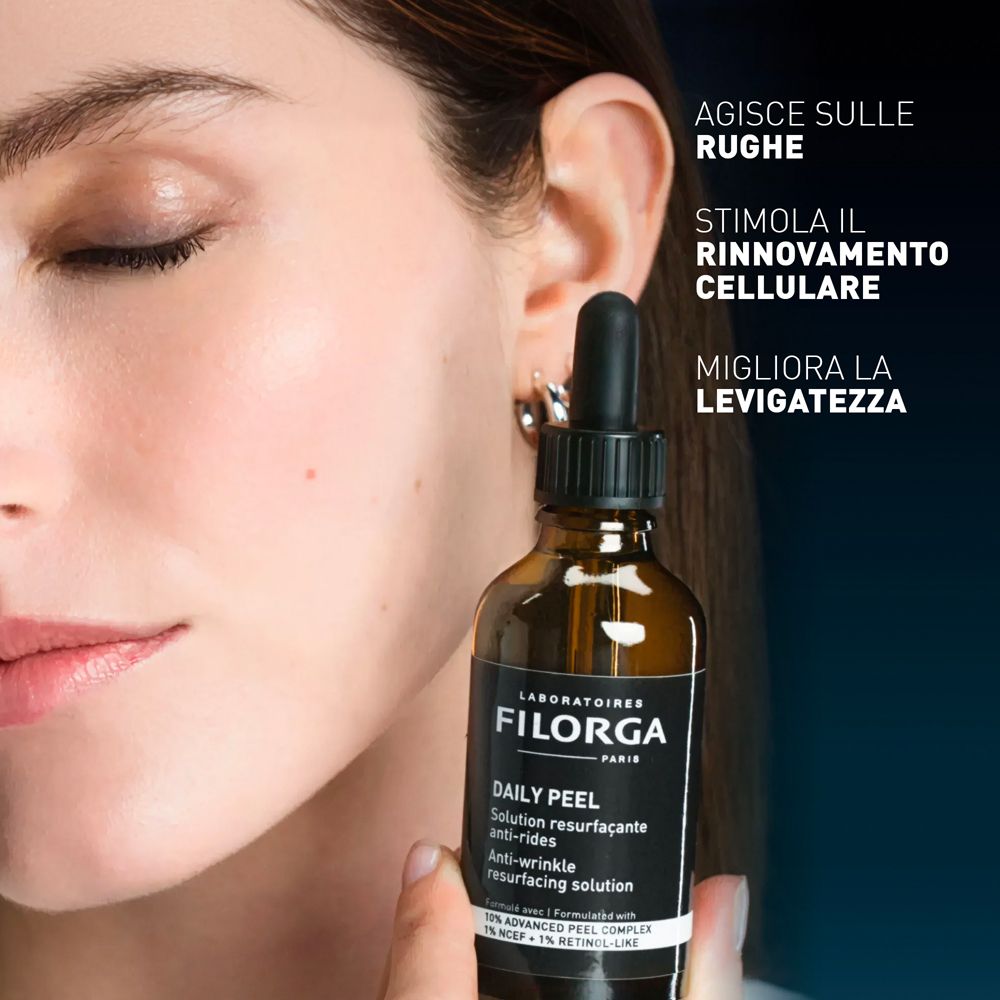 Donna con flacone. Testo: AGISCE SULLE RUGHE, STIMOLA IL RINNOVAMENTO CELLULARE, MIGLIORA LA LEVIGATEZZA.