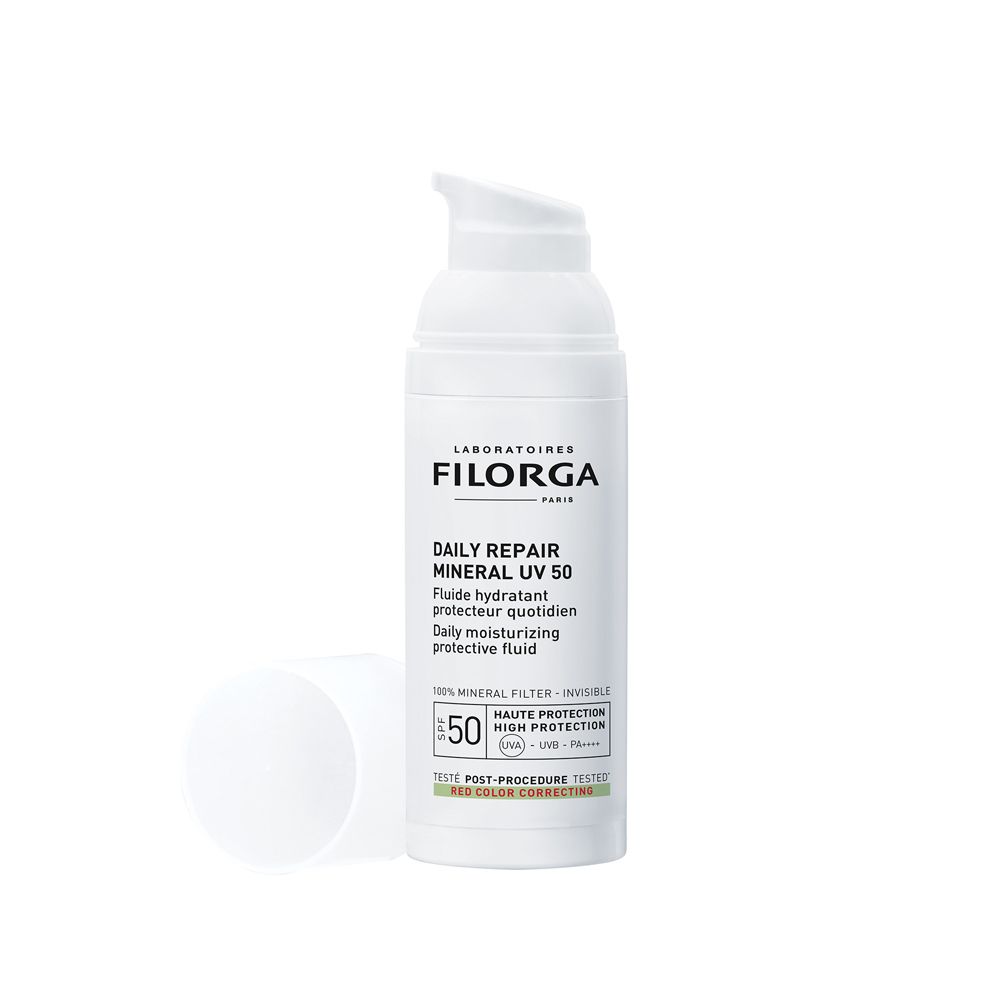Flacone bianco Filorga Daily Repair Mineral UV 50. Erogatore aperto. Testo e SPF 50. Su sfondo bianco.