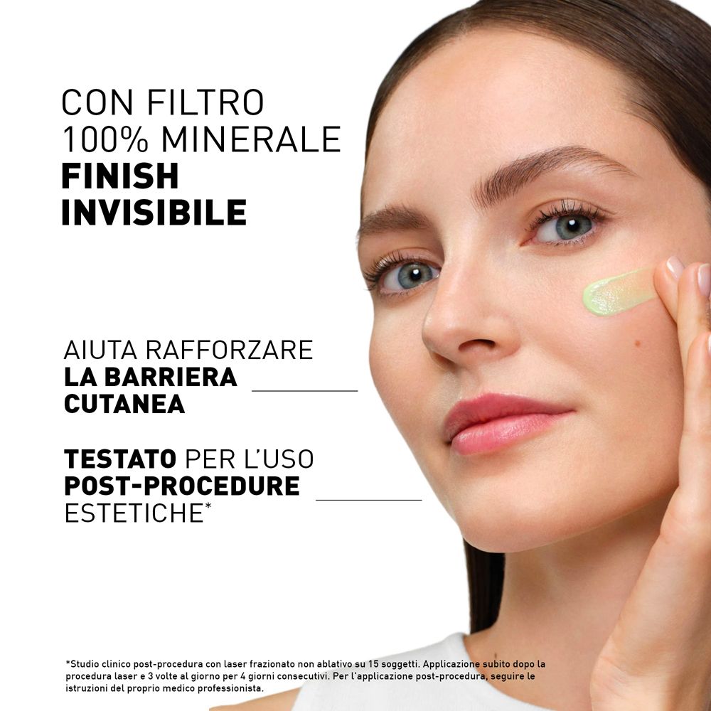 Donna applica crema verde. Testo: 100% minerale, finish invisibile. Rinforza la barriera cutanea.