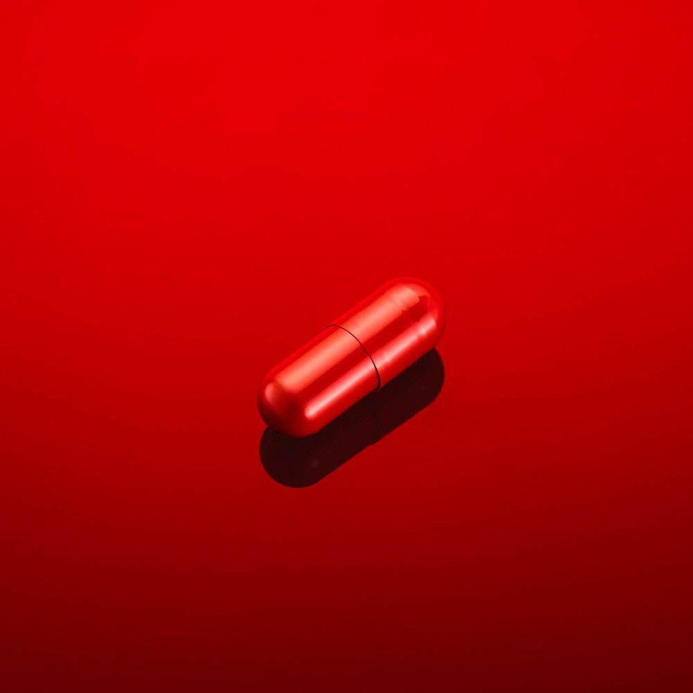Singola capsula Vichy Liftactiv Collagene rossa su sfondo rosso.