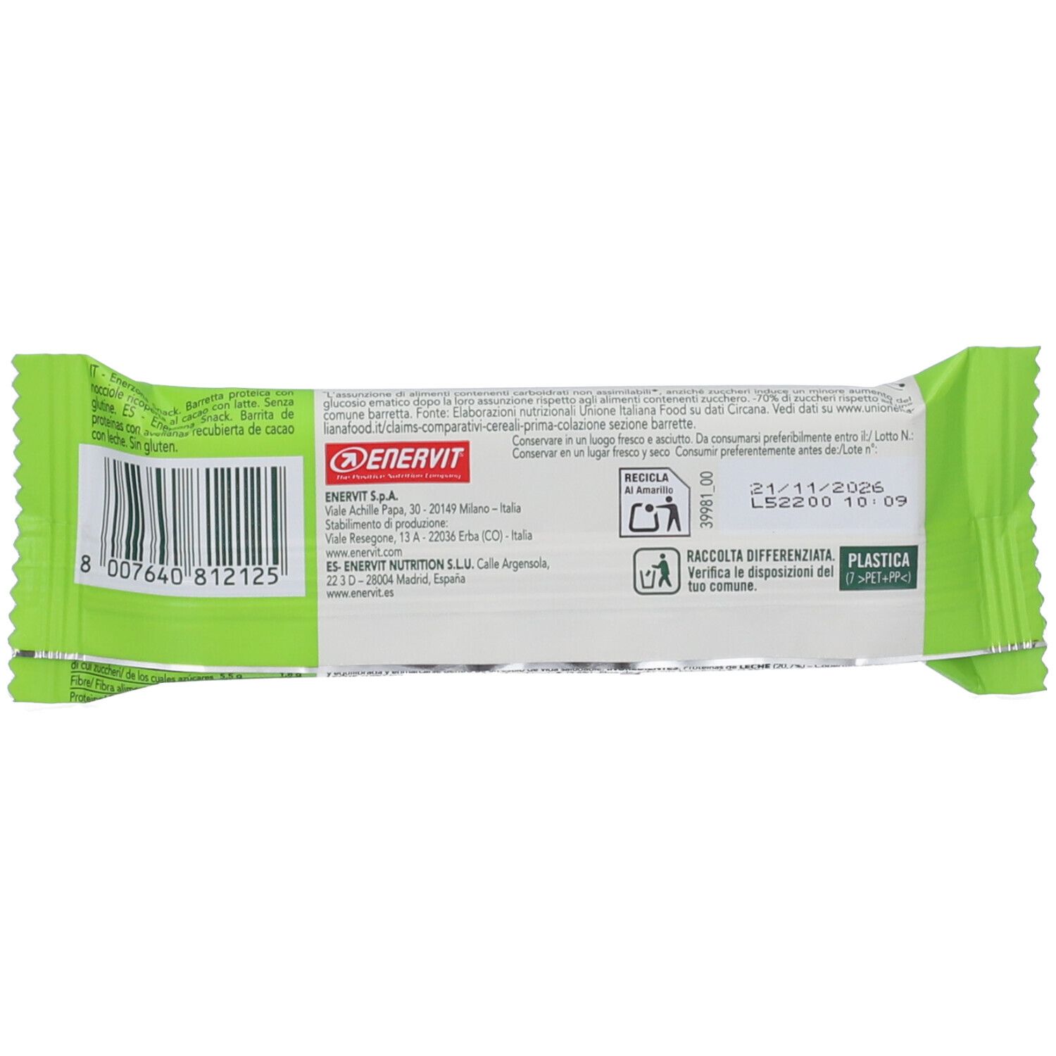 Retro della barretta snack verde. Contiene informazioni sugli ingredienti, codice a barre e simboli di riciclaggio.