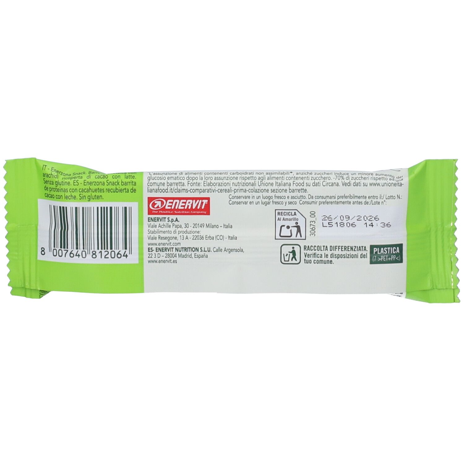 Retro della barretta snack verde. Contiene informazioni sugli ingredienti, il produttore, la scadenza e il riciclo.