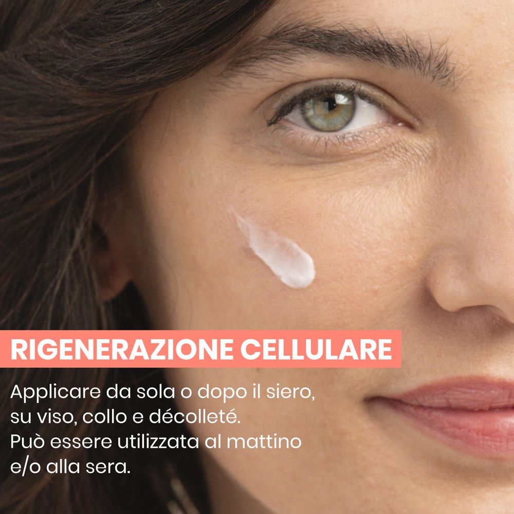 Donna applica crema. Testo: Applicare da sola o dopo il siero, su viso, collo e décolleté. Può essere utilizzata al mattino e/o alla sera.