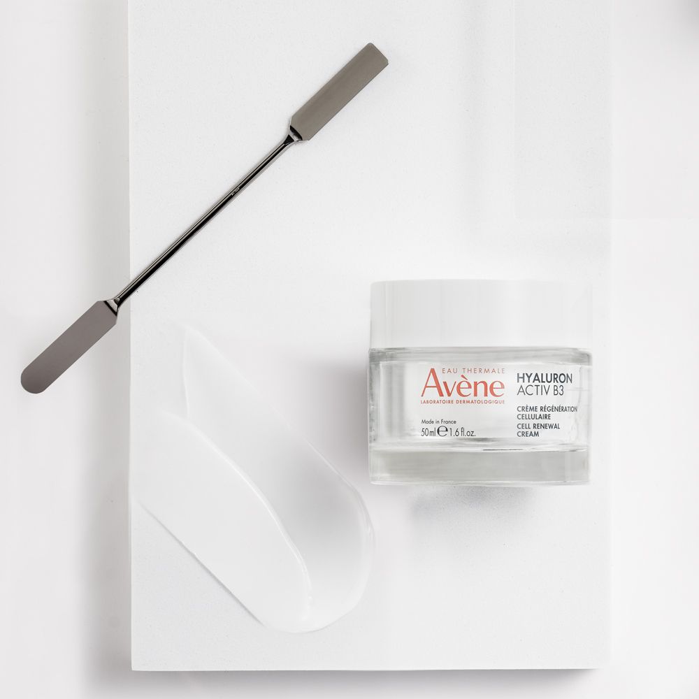 Vaso di crema, spatola e striscia di crema. Scritta: Eau Thermale Avène, Hyaluron Activ B3, Cell Renewal Cream. 50ml.