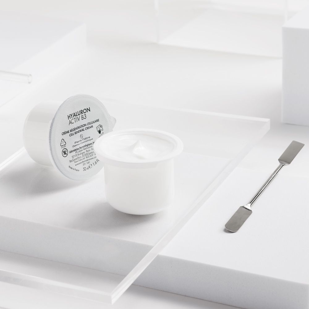 Avene Hyaluron Activ B3 Crema Rigenerazione Cellulare in un contenitore aperto con spatola. 50ml.