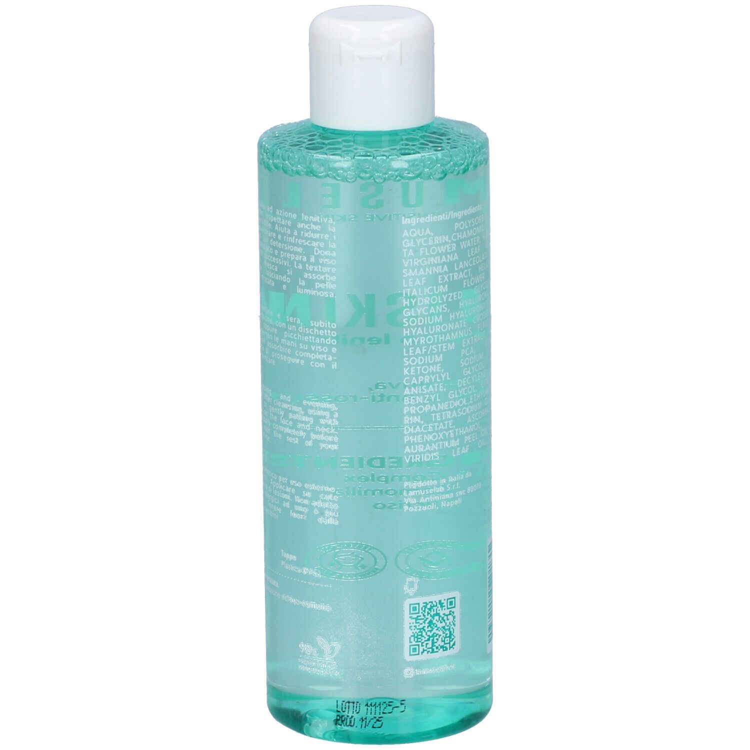 Retro di una bottiglia trasparente con elenco ingredienti e codice QR. Prodotto: LENISKIN. Contiene acqua di fiori di camomilla.