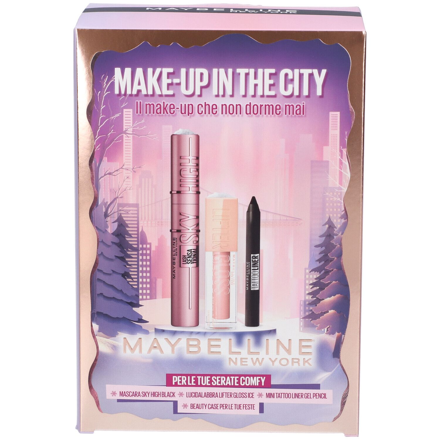 Confezione regalo rosa Maybelline New York. Contiene mascara, gloss e eyeliner nero. Testo: Make-up in the City. Scritta: Per le tue serate comfy.
