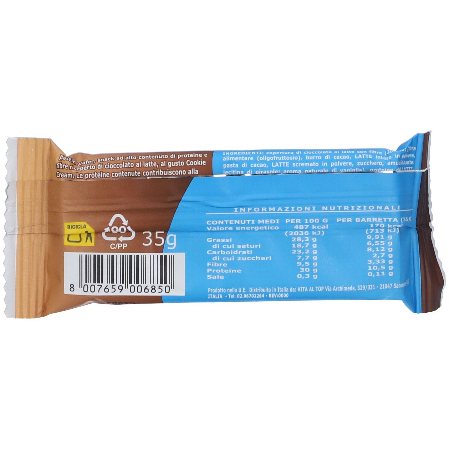 Retro della confezione della barretta Protein Wafer. Contiene informazioni nutrizionali e codice a barre. Sfondo marrone e blu.