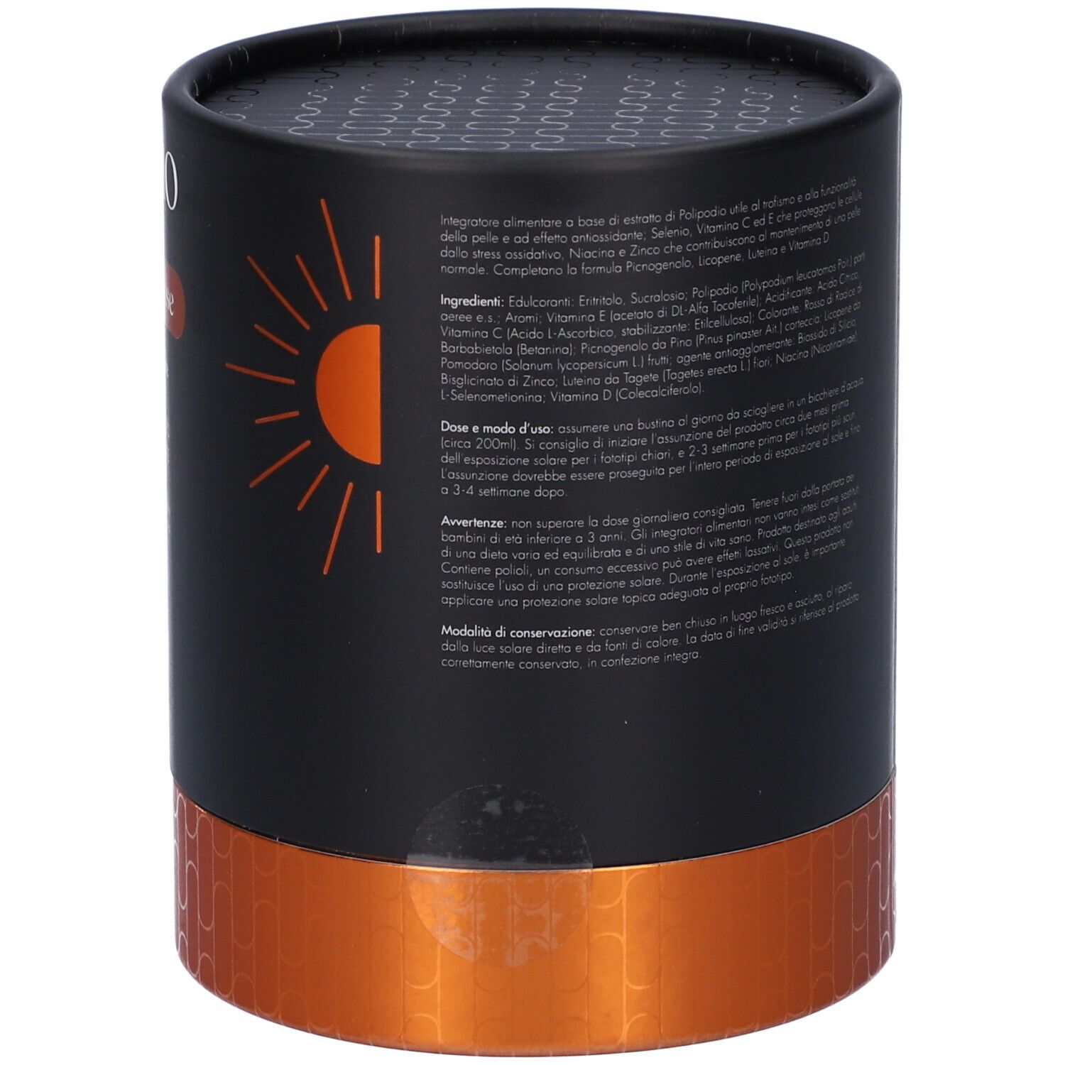 Retro della confezione con testo. Sfondo nero, dettagli arancioni.