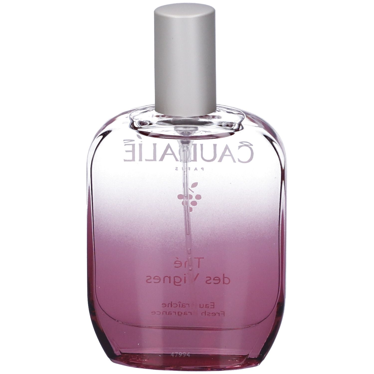 Flacone in vetro con vaporizzatore argentato. Sfumatura da trasparente a rosa. Scritte Caudalie e Thé des Vignes.